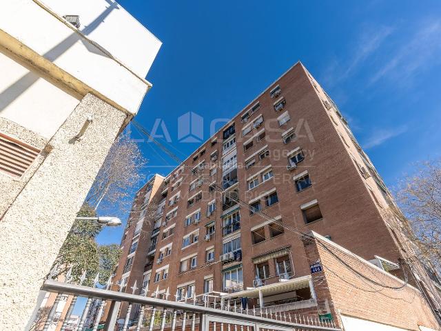 Piso en venta en Madrid, Los Cármenes. Piso de 70 m con 2 dormitorios y garaje en San Ambrosio, Madrid. Pisos.