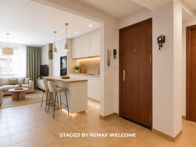 Piso en venta en Madrid, Los Cármenes. Piso exterior y doble orientación para reformar en Los Cármenes, Madrid 2 dormitorios y gran potencial. Pisos.