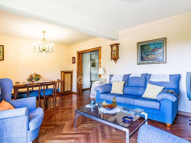 Piso en venta en Madrid, Lucero. En el dinámico barrio de Campamento, situado en el distrito de Latina en Madrid, se encuentra este luminoso piso de 96 m construid. Pisos.