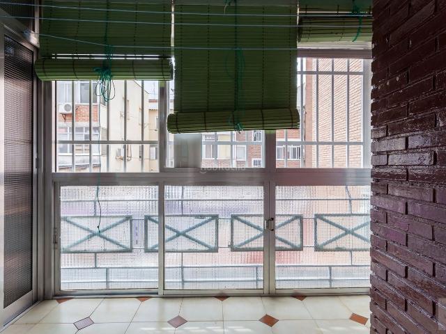 Piso en venta en Madrid, Lucero. Se vende estupendo piso de 76 m construidos, con tres dormitorios y dos baños, en buen estado y listo para entrar a vivir, en call. Pisos.