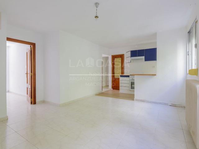 Piso en venta en Madrid, Lucero. Pisos.