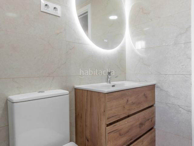 Piso en venta en Madrid, Moscardó. Piso de 86 m con 4 dormitorios y terraza en Enrique Fuentes, Madrid. Pisos.