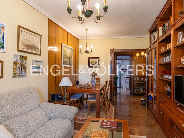 Piso en venta en Madrid, Niño Jesús. Piso de tres dormitorios con terraza y piscina en Niño Jesús. Pisos.