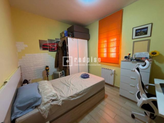 Piso en venta en Madrid, Numancia. Edificio residencial compuesto por dos viviendas independientes, cada una con 2 dormitorios, salón, cocina y baño. Pisos.