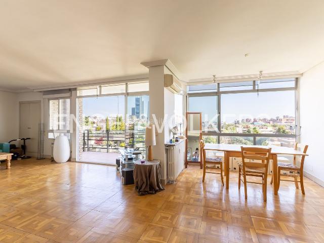Piso en venta en Madrid, Nueva España. Luminoso piso para reforma en Nueva España. Pisos.