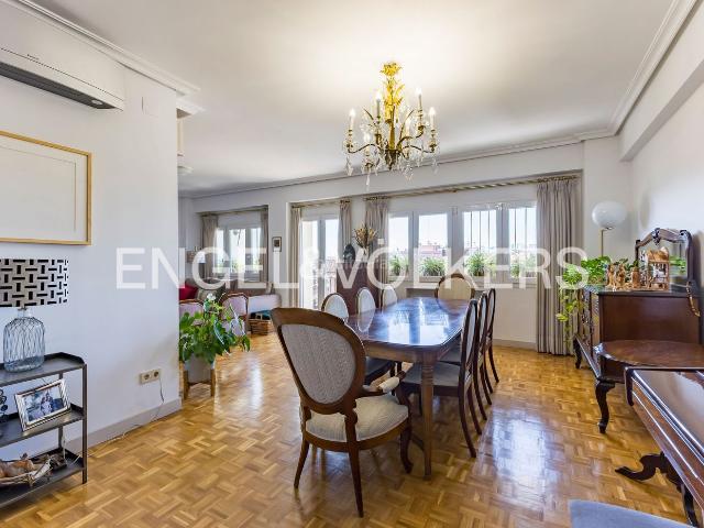Piso en venta en Madrid, Pacífico. Elegante vivienda reformada con vistas panorámicas. Pisos.