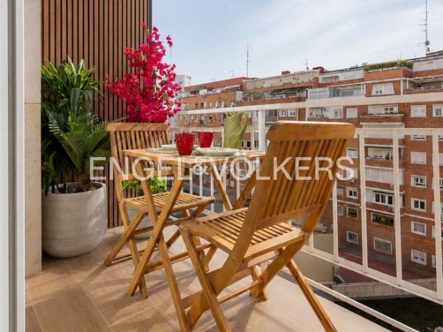 Piso en venta en Madrid, Pacífico. Exclusividad, luz y diseño premium en una vivienda única con terraza y calidades de lujo Pacífico. Pisos.