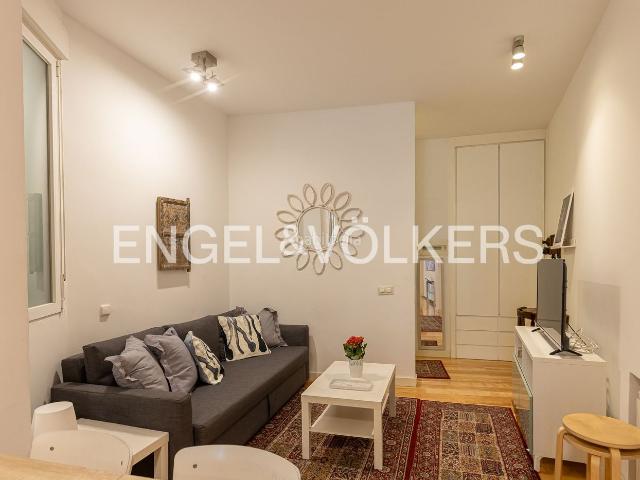 Piso en venta en Madrid, Palacio. Oportunidad de inversión con patio en centro histórico de Palacio. Pisos.