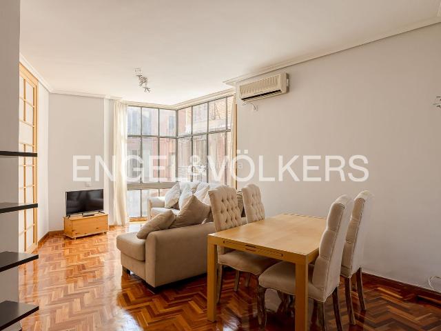 Piso en venta en Madrid, Palacio. Oportunidad de inversión en edificio contemporáneo de Palacio. Pisos.