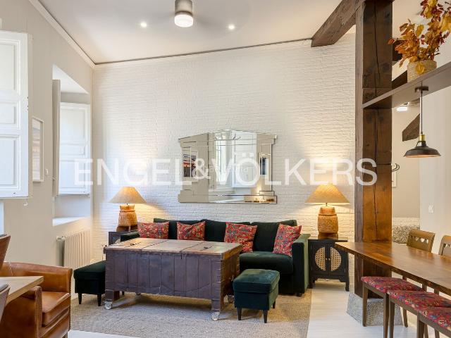 Piso en venta en Madrid, Palacio. Exclusiva vivienda de diseño con techos de gran altura y vigas de madera. Pisos.