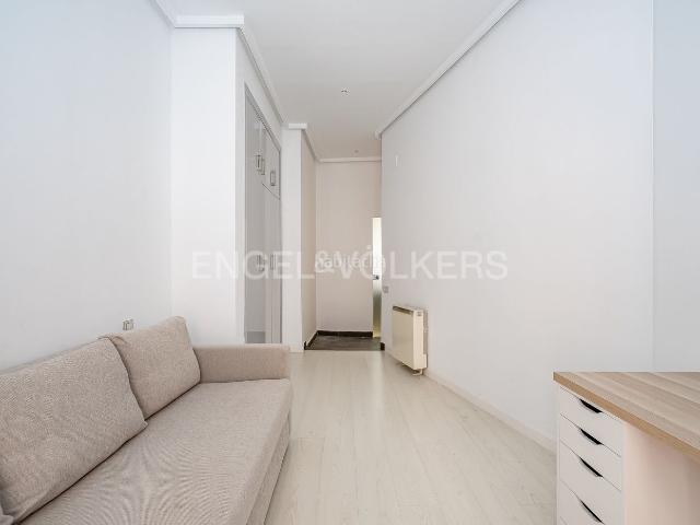 Piso en venta en Madrid, Palacio. Espacio de vanguardia en Palacio techos de casi 4m con balcón exterior. Pisos.