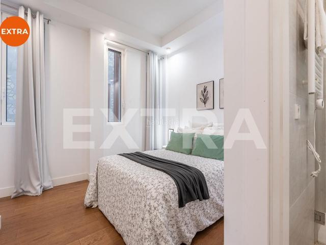 Piso en venta en Madrid, Palacio. Piso de 2 dormitorios, 2 baños y salón con cocina americana. Pisos.