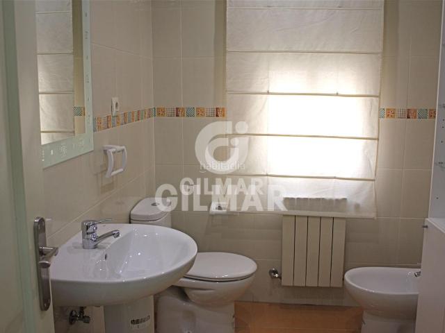 Piso en venta en Madrid, Palacio. Presentamos una oportunidad única para inversores en el prestigioso barrio de Imperial, en el distrito de Arganzuela, Madrid. Este. Pisos.
