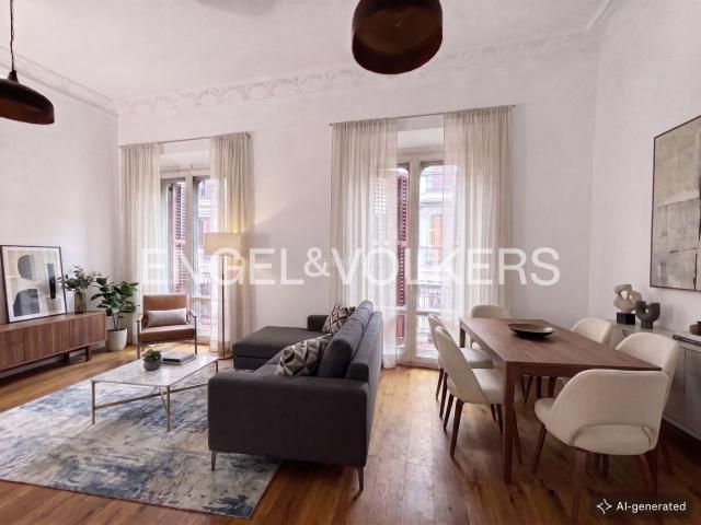 Piso en venta en Madrid, Palacio. Propiedad en finca clásica con 3 balcones en Palacio. Pisos.
