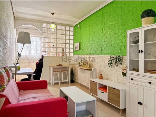 Piso en venta en Madrid, Palomeras Sureste. Vivienda de 46 m² con entrada independiente y amplio espacio de almacenaje. Pisos.