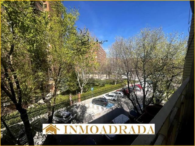 Piso en venta en Madrid, Palomeras Sureste. iNMOADRADA VENDE BONITO PISO TERCERO EXTERIOR CON TERRAZA. Pisos.