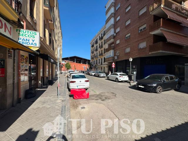 Piso en venta en Madrid, Palos de Moguer. Inmueble con ascensor, dos dormitorios, salon, cocina y baño de 67m2. Pisos.