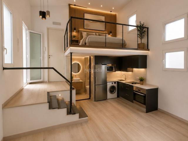 Piso en venta en Madrid, Palos de Moguer. Loft con patio privado junto a Atocha gran potencial de reforma. Pisos.
