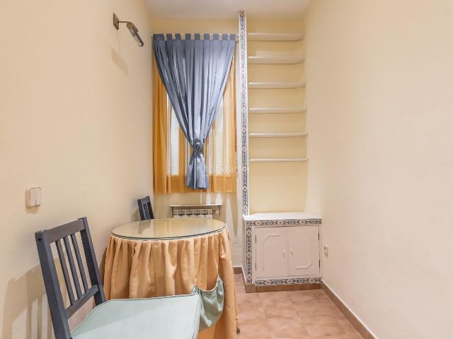 Piso en venta en Madrid, Palos de Moguer. Piso de 63 m con 2 dormitorios y ascensor en Delicias. Pisos.