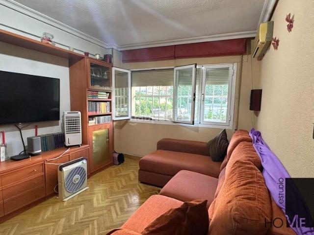 Piso en venta en Madrid, Peñagrande. ESTUDIO HOME MADRID OFRECE vivienda de 73m2, con orientación este, en la zona de Peñagrande. Pisos.