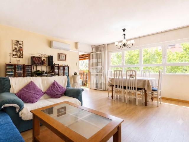 Piso en venta en Madrid, Peñagrande. Se presenta esta magnífica oportunidad en una de las zonas más consolidadas y demandadas del Barrio del Pilar. Se trata de una viv. Pisos.