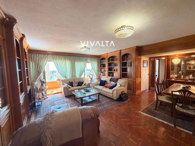 Piso en venta en Madrid, Pinar del Rey. Vive Madrid desde las alturas! Luminoso piso con terraza y vistas despejadas. Pisos.