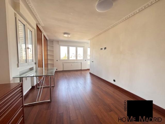 Piso en venta en Madrid, Pilar. ESTUDIO HOME MADRID OFRECE piso de 105 m2 en la Urbanización Ciudad de los Periodistas. Pisos.