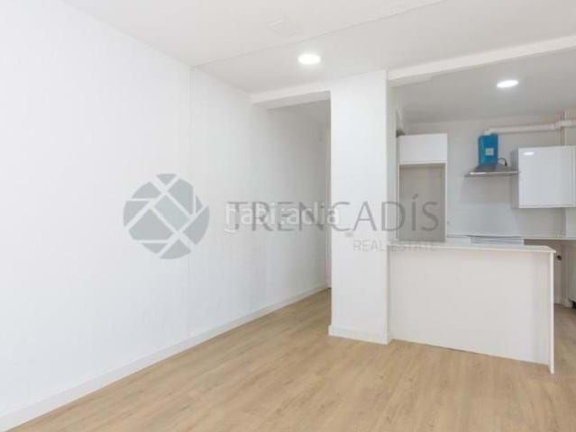 Piso en venta en Madrid, Pueblo Nuevo. Reformado a estrenar ! Excelente ubicación !Vivienda de 52 m con REFORMA A ESTRENAR a la venta en el distrito de Ciudad Lineal, M. Pisos.
