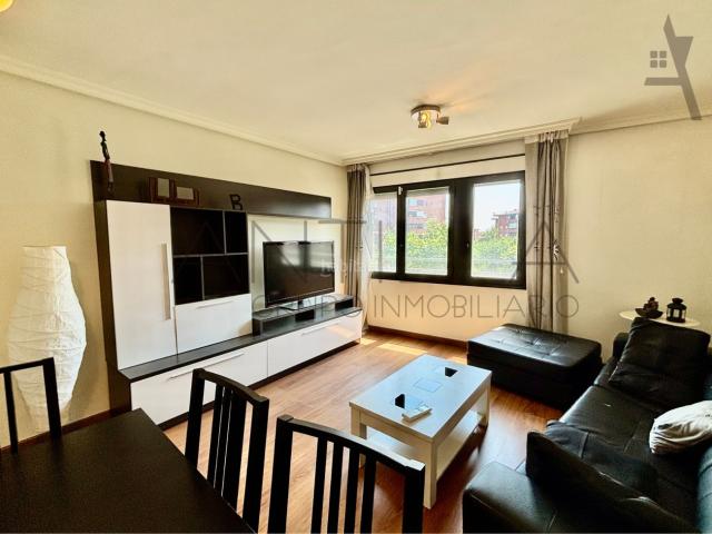 Piso en venta en Madrid, Puerta Bonita. ¡MAGNÍFICA VIVIENDA CON PISCINA, ASCENSOR, DOS DORMITORIOS Y DOS BAÑOS POSIBILIDAD DE ALQUILER DE PLAZA DE GARAJE !. Pisos.