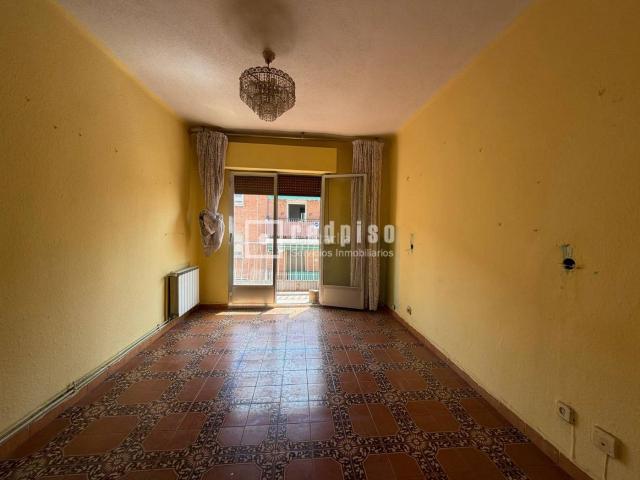 Piso en venta en Madrid, Puerta del Ángel. LUMINOSO PISO CON 3 DORMITORIOS, CON GRAN POTENCIAL DE REFORMA EN LA CALLE AMPÉLIDO. Pisos.