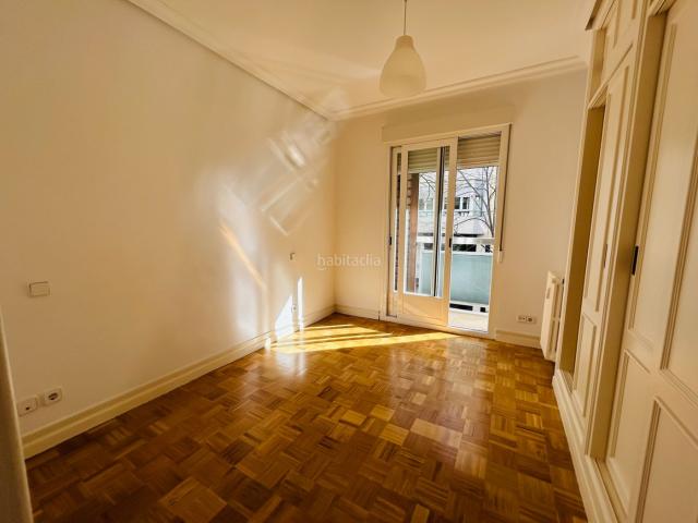 Piso en venta en Madrid, Recoletos. Elegante vivienda con terraza cerca del Retiro. Pisos.