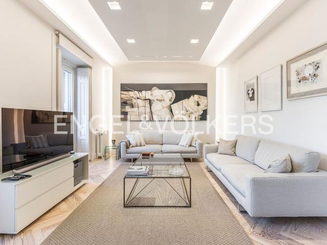 Piso en venta en Madrid, Recoletos. Espectacular piso con vistas despejadas, tres balcones y gran zona social. Pisos.