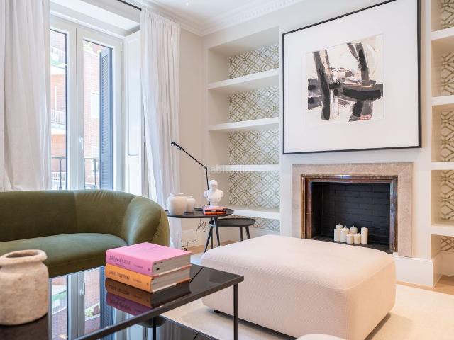 Piso en venta en Madrid, Recoletos. Exclusivo piso reformado en Recoletos con balcones. Pisos.