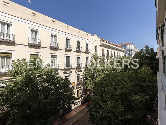 Piso en venta en Madrid, Recoletos. Luminosa vivienda reformada con garaje en Recoletos. Pisos.