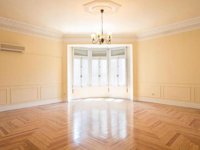 Piso en venta en Madrid, Recoletos. espectacular piso con 8 balcones a la calle ubicado en una calle emblemática de Recoletos. Pisos.