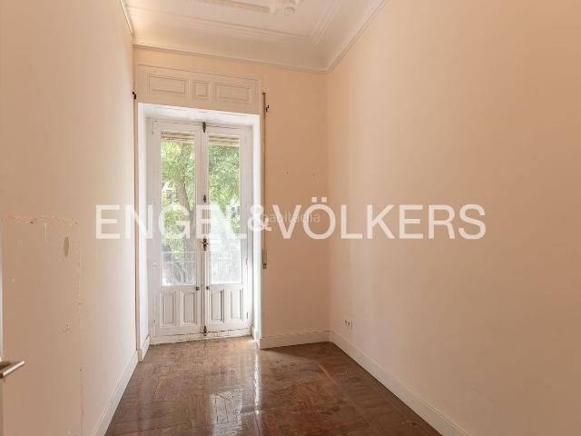 Piso en venta en Madrid, Recoletos. Propiedad para reformar en Recoletos en finca clásica. Pisos.