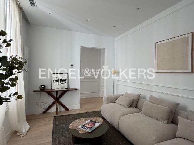 Piso en venta en Madrid, Recoletos. Propiedad reformada en finca clásica ideal para inversión. Pisos.