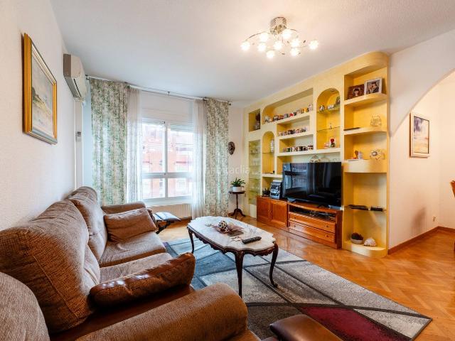 Piso en venta en Madrid, Rosas Musas. LAS ROSAS URBANIZACIÓN PRIVADA 3DORMITORIOS ANTES 4 GARAJE Y TRASTERO AMPLIO INCLUIDO EN EL PRECIO. Pisos.