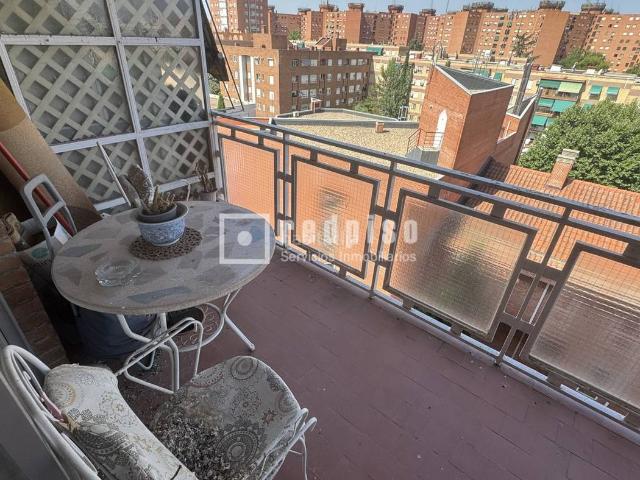 Piso en venta en Madrid, Rosas Musas. REDPISO vende vivienda de 3 dormitorios, baño, aseo y amplia terraza. Pisos.