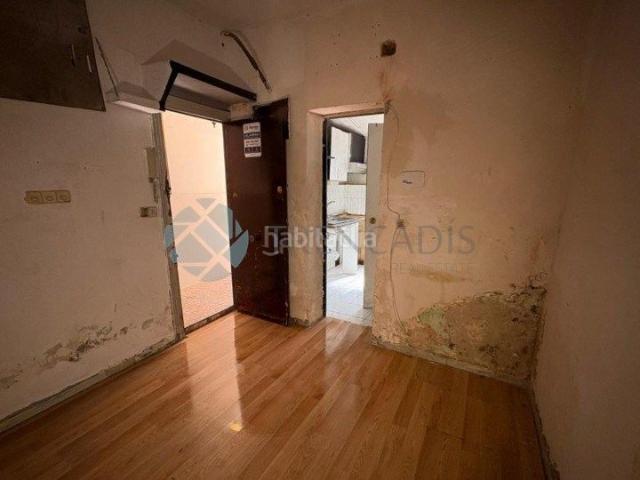 Piso en venta en Madrid, San Diego. Vivienda de 50 m construidos ubicada en el barrio de Puente de Vallecas, Madrid, con gran potencial de reforma.El inmueble se dist. Pisos.