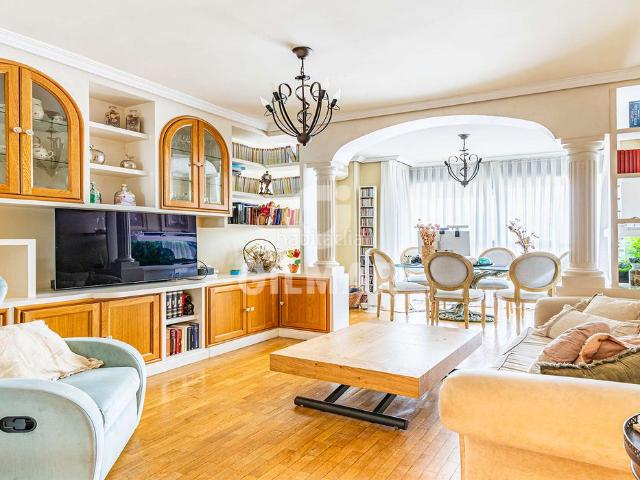 Piso en venta en Madrid, San Fermín. Este magnífico piso de 2 dormitorios dobles y 2 baños completos está situado en la calle Virgen de las Cruces 4. Una vivienda tota. Pisos.