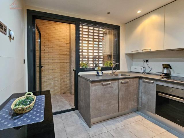 Piso en venta en Madrid, San Isidro. Inmueble en venta con terraza, plaza de garaje y trastero junto al Metro Urgel!. Pisos.