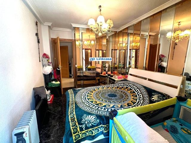 Piso en venta en Madrid, San Isidro. PISO DE 3 DORMITORIOS Y 2 BAÑOS CON ASCENSOR EN LA ZONA DE SAN ISIDRO. Pisos.