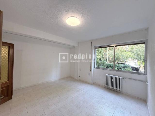 Piso en venta en Madrid, San Isidro. STUDIO PRADERA DE SAN ISIDRO, S.L. presenta esta magnífica vivienda exterior situada en Calle San Cándido. Pisos.