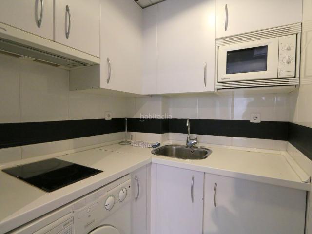 Piso en venta en Madrid, San Isidro. Venta de piso exterior de 1 dormitorio en calle Cuclillo Metro Oporto, con trastero y garaje para coche grande. Pisos.
