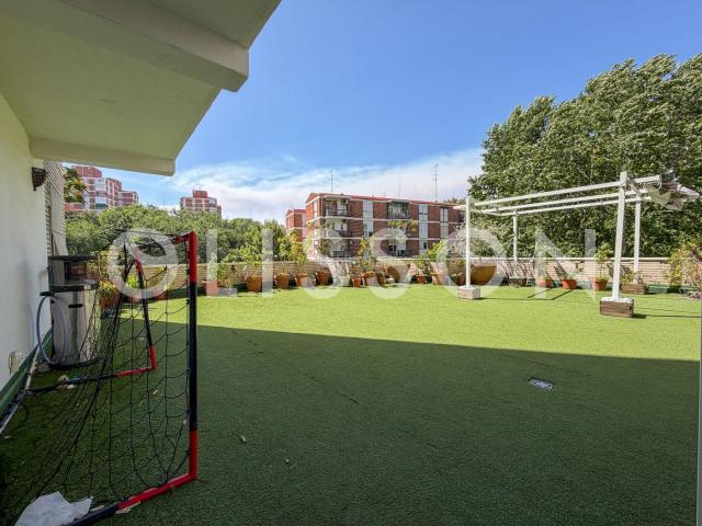 Piso en venta en Madrid, San Juan Bautista. Espectacular piso con terraza de 110 m, dos plazas de garaje y urbanización con piscina en Arturo Soria. Pisos.