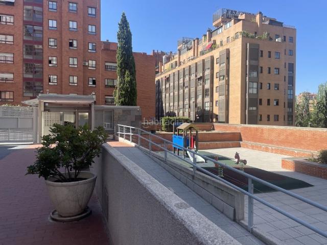 Piso en venta en Madrid, San Juan Bautista. Luminoso piso con garaje, trastero y piscina y zonas comunes en Rafael Bergamín. Pisos.