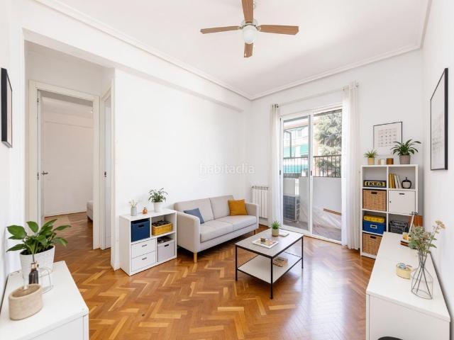 Piso en venta en Madrid, San Pascual. Amplio y luminoso piso exterior con terraza. Pisos.