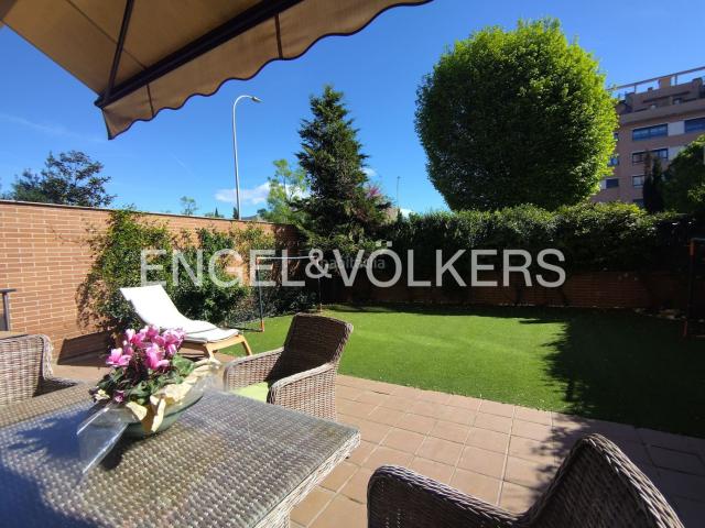 Piso en venta en Madrid, Sanchinarro. Excepcional bajo duplex de 3 dormitorios con gran jardín en Sanchinarro. Pisos.