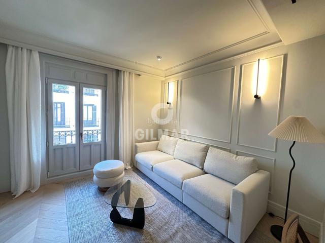 Piso en venta en Madrid, Sol. En el corazón del vibrante barrio de Cortes, más conocido como el Barrio de las Letras, se encuentra este magnífico piso de 69 m q. Pisos.